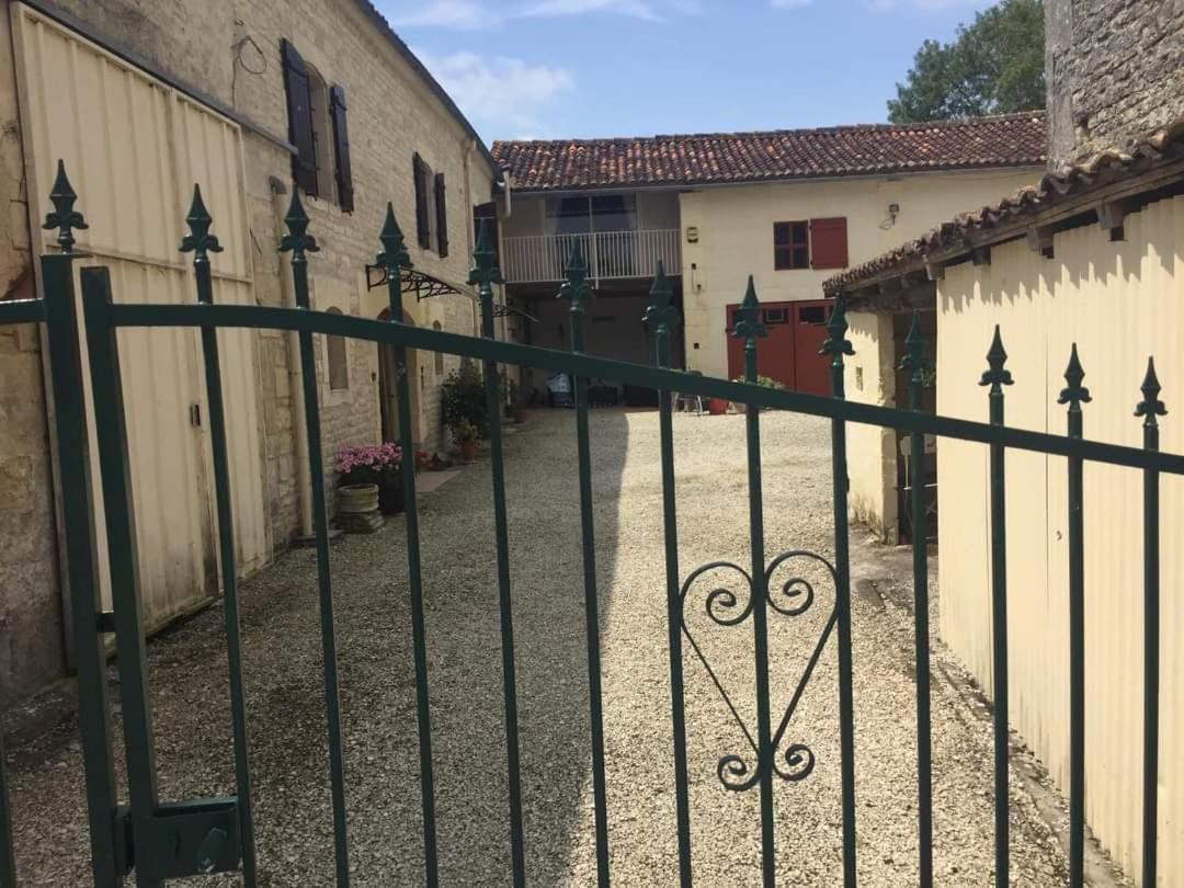 Les Cygnes Noirs Aujac (Charente-Maritime) Exterior foto