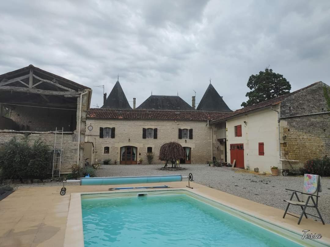 Les Cygnes Noirs Aujac (Charente-Maritime) Exterior foto