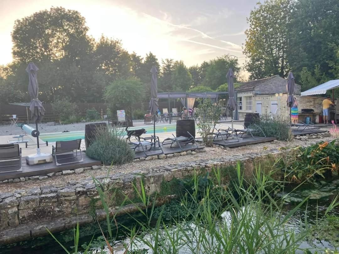 Les Cygnes Noirs Aujac (Charente-Maritime) Exterior foto